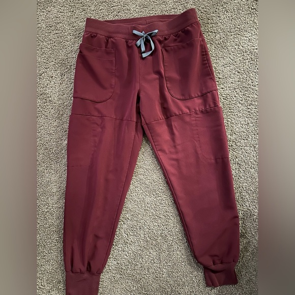 Figs Burgundy women’s joggers size LARGE with 7 pockets! - Picture 2 of 2